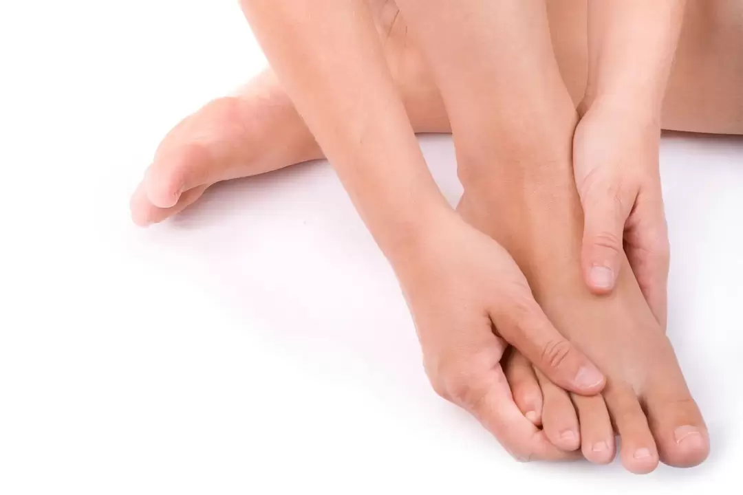 frotter le spray Hondro Sol Valgus contre l'hallux valgus